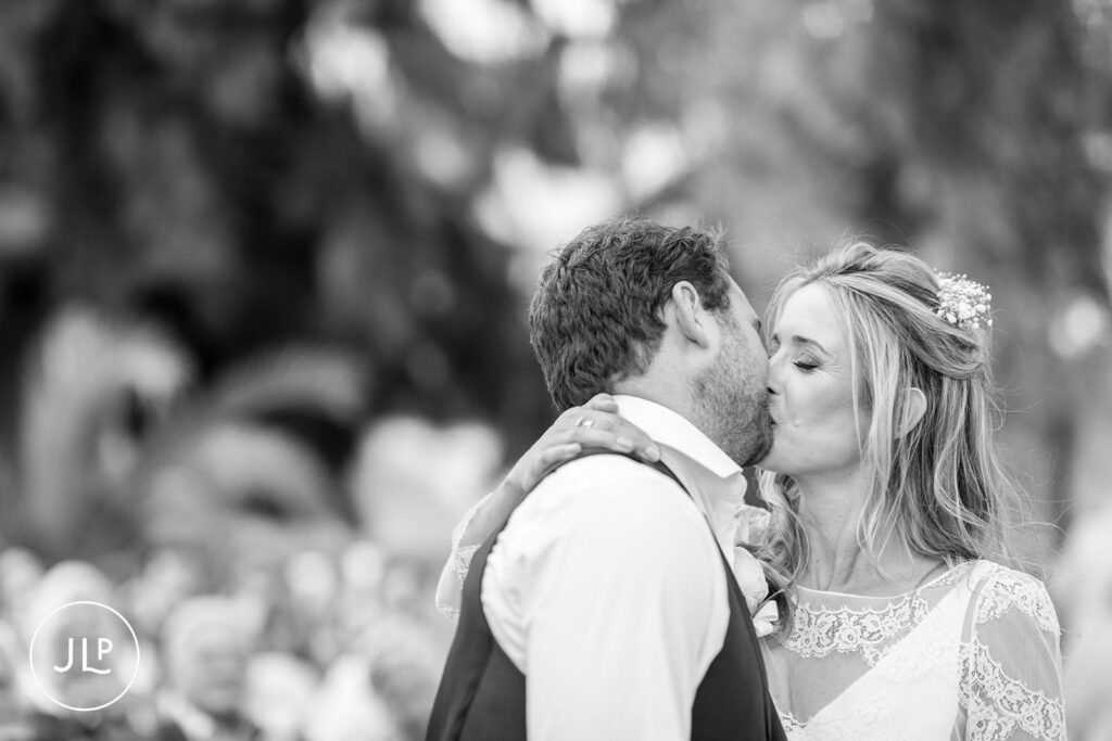 B&W photo of Ali and Matty’s first kiss during their Quinta dos Vales wedding ceremony in Portugal.